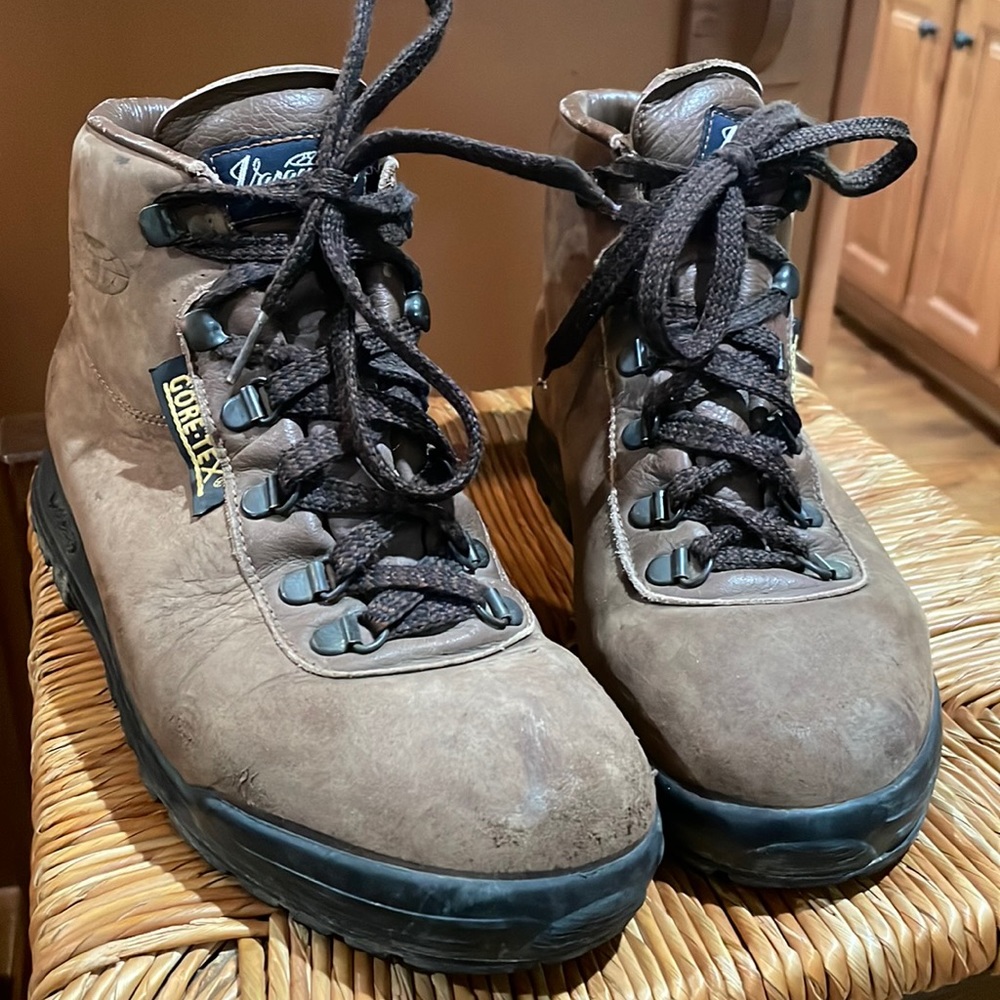Vasque hiking boot size 8.